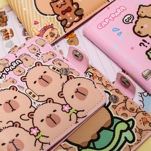 Carteira dobrável Capivara fofa – 11 x 9,5 cm, fecho de pressão, com bolso para moedas e compartimento para fotos