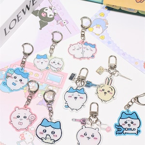 Llavero acrílico Chiikawa de 8 x 3,5 cm con diseño de dibujos animados, con clip de campana y estrella. Ideal para bolso y estuche.