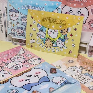 Chiikawa カラフル A4 書類フォルダー | PVC 素材 | ボタン留め | 学生用ワークシート用ファイルオーガナイザー | 32.5x23.5 cm