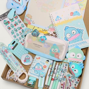 Joli et joli sac à main de papeterie avec personnage de poisson bleu-vert/Pack de motifs mystère/Coffret cadeau de papeterie – Fournitures de rentrée scolaire amusantes