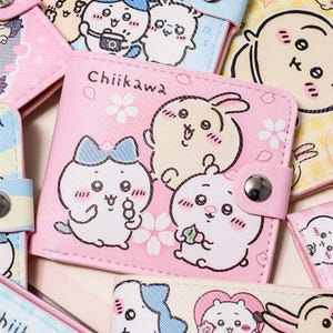 Carteira Chiikawa Bifold – 11 cm x 9,5 cm, 6 compartimentos para cartões, couro PU, fecho de pressão