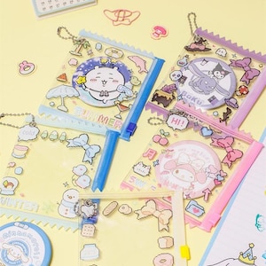 ピクセルスタイルバッジ収納ポーチ – 10.8 cm x 9 cm、PVC、ジッパー開閉、チェーンクリップ付き