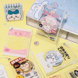 和風バッジホルダーポーチ – 12 cm x 8.3 cm、PVC、ハートウィンドウ、チェーンクリップ付き