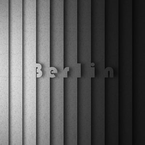 Könnte beinhalten: Ein Schwarzweißbild des Wortes "Berlin", das in 3D geschrieben ist, wobei jeder Buchstabe aus einem separaten vertikalen Panel herausgeschnitten zu sein scheint.