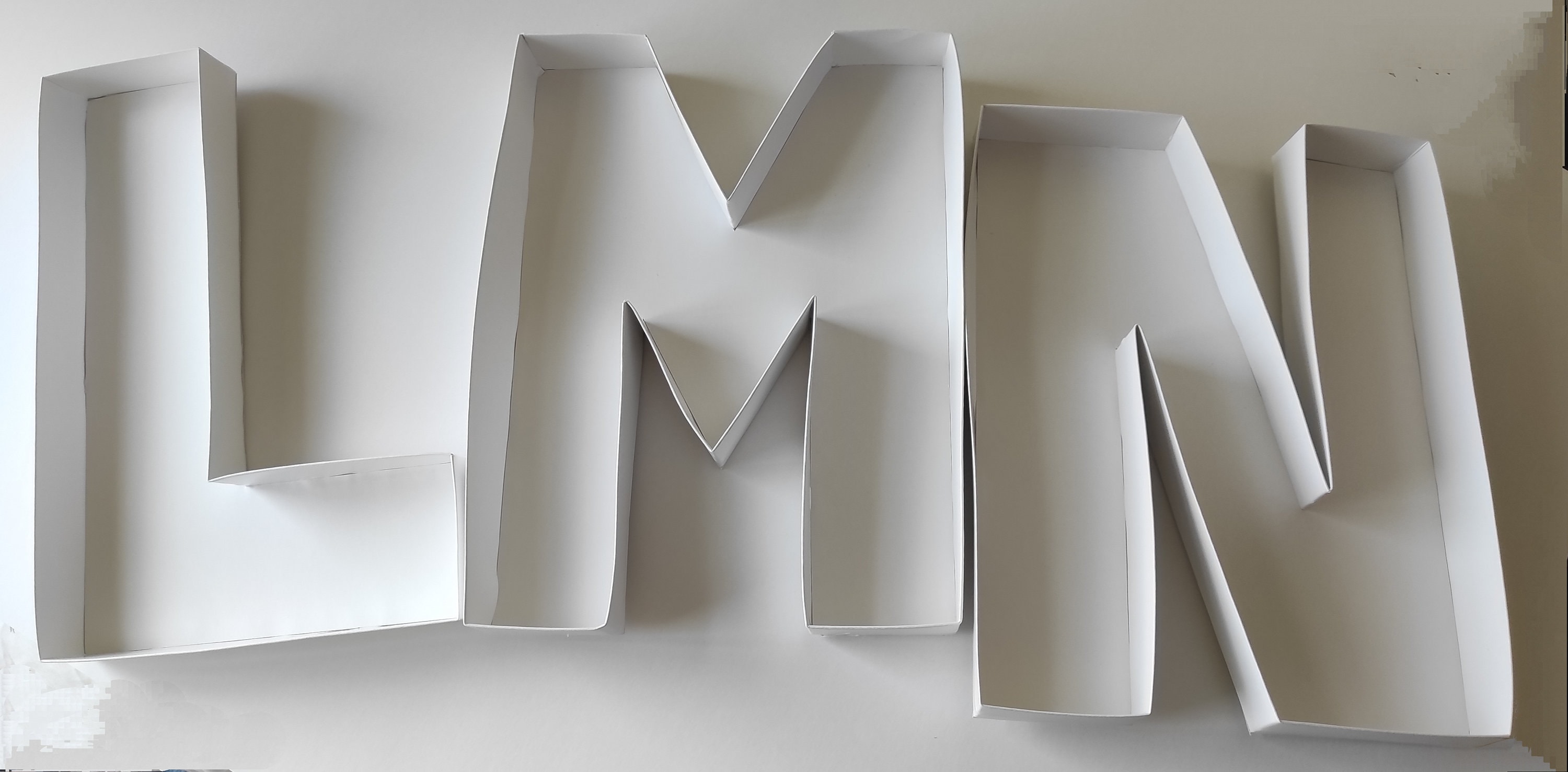 Caja de cartón para dulces en formato de letras. M – Innovaciones SRL