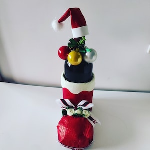 Handgjord presentförpackning med vin och stövlar till jul