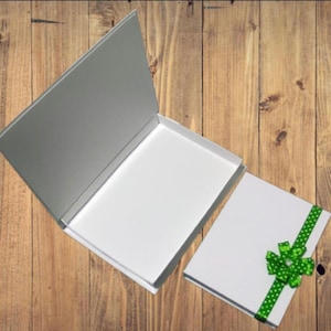 Preciosa caja blanca personalizada hecha a mano con cinta.