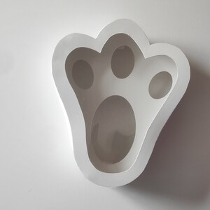 Può includere: Scatola in ceramica bianca a forma di impronta di zampa con tre tagli rotondi.