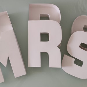 Bandejas personalizadas con letras y números: cajas rellenables con tapa para embutidos y dulces, ideales para bodas, regalos y eventos.