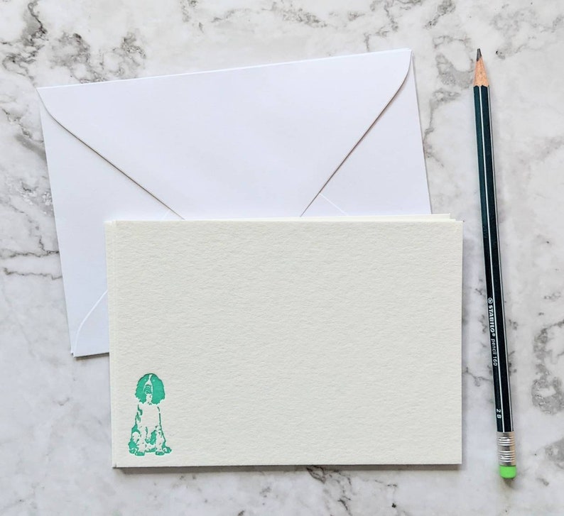 Springer Spaniel Dog Letterpress A6 Notecards / Notelets / Cartes de correspondance. Paquet de 6. Encre verte. Enveloppes imprimées en option Plain