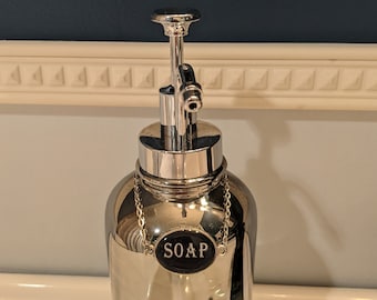 Etiquetas plateadas para jabón y loción. Dispensadores colgantes personalizables. ¡Incluyen caja de regalo!