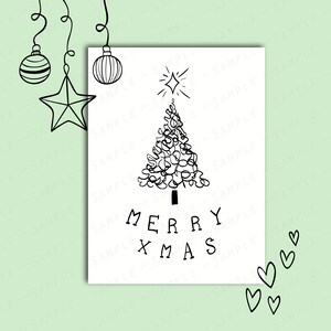 Pu&ograve; includere: Un'illustrazione in bianco e nero di un albero di Natale con una stella in cima e il testo "Merry Xmas" sotto.
