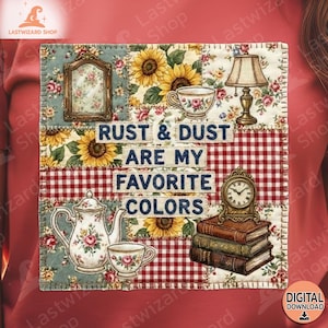 Op de afbeelding: Een patchwork ontwerp met bloemen-, zonnebloem- en ruitpatronen. Het bevat een spiegel, een theekopje, een theepot, een lamp, een klok en boeken. De tekst luidt "RUST & DUST ARE MY FAVORITE COLORS". Digitale download.