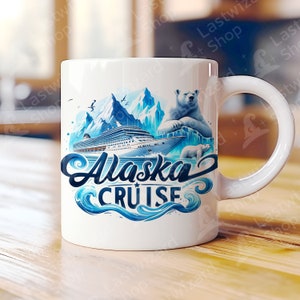 Può includere: Tazza in ceramica bianca con un'illustrazione blu e bianca di una nave da crociera che naviga attraverso una catena montuosa innevata con orsi polari. Il testo "Alaska Cruise" è scritto in un font blu, bianco e nero.