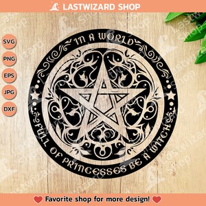 Könnte beinhalten: Schwarz-weißes Grafikdesign eines Pentagramms mit floralem Design. Das Pentagramm ist von einem Kreis mit dem Text "In einer Welt voller Prinzessinnen, sei eine Hexe" umgeben.