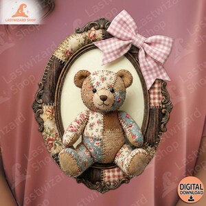 Könnte beinhalten: Ein Teddybär aus Patchwork mit Blumen- und Jute-Stoff sitzt in einem ovalen, verzierten Rahmen. Eine rosa-weiß karierte Schleife ist über dem Rahmen befestigt. Der Rahmen ist mit Blumenstoff verziert.