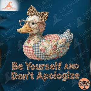 Könnte beinhalten: Eine skurrile Entenfigur aus Patchwork-Stoff, mit Brille und einer Schleife im Leopardenmuster. Der Text "Be Yourself AND Don't Apologize" steht darunter. Der Hintergrund ist dunkelblaugrün.