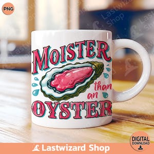 Könnte beinhalten: Eine weiße Keramiktasse mit einer rosa und blauen Illustration einer Auster. Der Text "MOISTER than an OYSTER" ist auf die Tasse gedruckt.