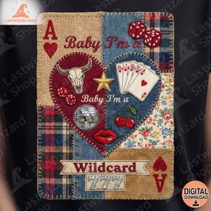 Könnte beinhalten: Ein Patchwork-Design mit Spielkartenfarben, Würfeln, einer Discokugel, Kirschen und einem Bullenschädel. Der Text "Baby I'm a Wildcard" ist prominent dargestellt. Das Design enthält Jeans-, Karo- und Blumenmuster.