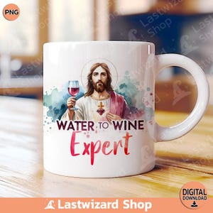 Puede incluir: Taza de cerámica blanca con un diseño de acuarela de Jesús sosteniendo una copa de vino tinto. El texto "WATER TO WINE Expert" está impreso en la taza.