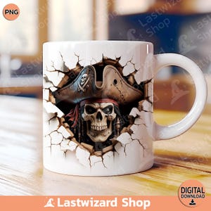 Puede incluir: Taza de cerámica blanca con un diseño de calavera de pirata. La calavera lleva un sombrero de pirata marrón y está rompiendo una pared agrietada. La taza tiene un asa en el lado derecho.