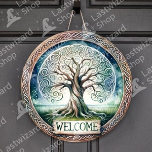 Puede incluir: Un letrero redondo de madera con un borde de nudo celta. El letrero presenta una pintura de acuarela de un árbol de la vida con colores verde, azul y marrón. El árbol está rodeado de un cielo azul con estrellas blancas. El letrero tiene la palabra "WELCOME" escrita en un letrero de madera en la parte inferior.