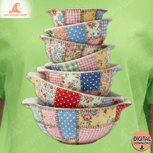 Peut inclure: Une pile de six bols en céramique avec un motif patchwork. Chaque bol présente une combinaison unique de motifs floraux, à pois et à carreaux dans les tons de rouge, rose, bleu, jaune et vert. Les bols ont des poignées incurvées et un intérieur blanc.