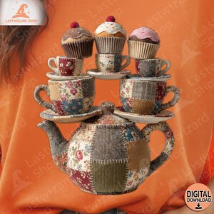 Könnte beinhalten: Eine Patchwork-Teekanne mit passenden Tassen und Untertassen, gekrönt von Cupcakes. Die Teekanne, Tassen und Untertassen weisen florale und strukturierte Stoffflicken auf. Die Cupcakes haben dekoratives Frosting und eine Kirsche oben drauf. Das Bild enthält den Text "LASTWIZARD SHOP".