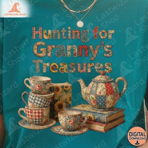 Puede incluir: Una camiseta turquesa con el texto "Hunting for Granny's Treasures" en letras de patchwork. La camiseta presenta una tetera, tazas de té y libros con diseños florales y de patchwork. Las tazas y la tetera tienen estampados florales.