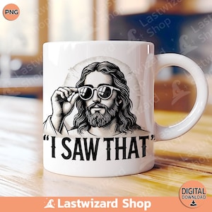 Puede incluir: Taza de cerámica blanca con una ilustración en blanco y negro de Jesús con gafas de sol y el texto "I SAW THAT".
