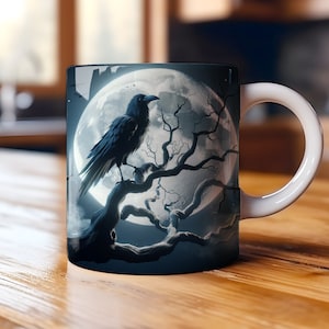 Könnte beinhalten: Eine schwarz-weiße Tasse mit einem Raben, der auf einem Ast vor einem Vollmond sitzt. Die Tasse hat einen weißen Henkel.