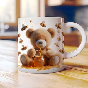 Pode incluir: Uma caneca de cerâmica branca com um urso de peluche castanho segurando um pote de mel e um palito de mel. A caneca é decorada com um padrão de abelhas amarelas e pretas.