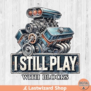Peut inclure: Une illustration stylisée bleue et orange d'un moteur de voiture avec le texte "I Still Play With Blocks" sur une bannière à rayures bleues et blanches.
