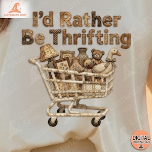 Puede incluir: Camiseta blanca con un carrito de compras lleno de artículos vintage, como una lámpara y ositos de peluche. El texto "I'd Rather Be Thrifting" está cosido encima del carrito. Incluye una opción de descarga digital.