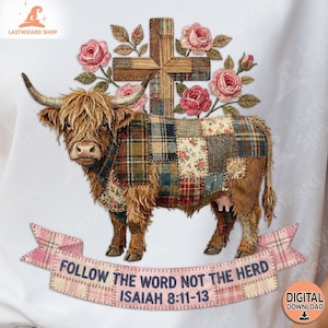 以下が含まれることがあります： パッチワークのデザイン、十字架、ピンクのバラが描かれた茶色のハイランド牛のイラスト。牛は大きな角を持ち、白い背景に立っています。「FOLLOW THE WORD NOT THE HERD ISAIAH 8:11-13」と書かれたバナーが下にあります。画像には「DIGITAL DOWNLOAD」というテキストが含まれています。