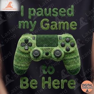 Pausé mi juego para estar aquí PNG, Diseño divertido de sublimación para gamers, Arte de controlador con textura de punto, Camiseta de videojuego PNG, Diseño digital de juegos ecológicos