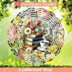 Peut inclure: Un mobile en métal avec un design coloré représentant une pile de livres, une tasse de café et des fleurs. Le motif est entouré d'une série de cercles concentriques.
