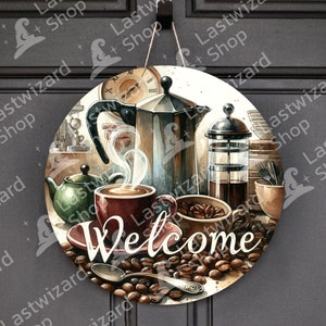 Op de afbeelding: Een rond houten bord met een koffie thema. Het bord toont een stomende kop koffie, een koffiepot, een French Press en koffiebonen. De woorden "Welkom" staan in een decoratief lettertype op het bord.