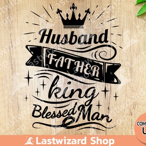 Puede incluir: Diseño gráfico en blanco y negro con una corona, una pancarta y el texto "Husband Father King Blessed Man".