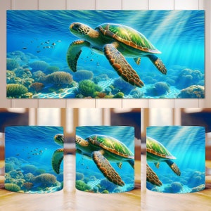 Könnte beinhalten: Eine grüne Meeresschildkröte schwimmt durch ein blaues Meer mit Korallenriffen und Sonnenlicht, das durch das Wasser scheint. Die Schildkröte hat eine braune Schale und Flossen.
