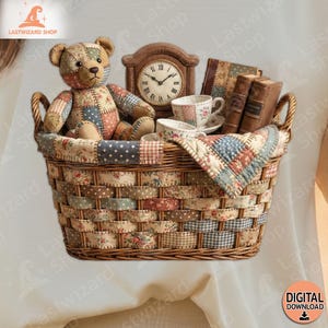 Op de afbeelding: Een gevlochten mand gevuld met een patchwork teddybeer, een houten klok, theekopjes, schotels en antieke boeken. De beer en de mand hebben stoffen met bloemenpatronen en andere patronen, wat een vintage uitstraling geeft.