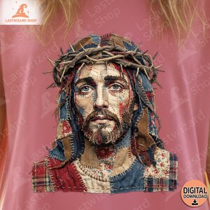 Può includere: Una maglietta rosa con un ritratto dettagliato di Gesù con una corona di spine. Il ritratto è composto da tessuto patchwork in vari colori e motivi. Il testo "LASTWIZARD SHOP" è visibile in alto a sinistra. Un'icona "DOWNLOAD DIGITALE" è in basso a destra.
