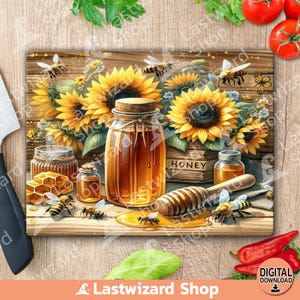 Puede incluir: Ilustración digital de una tabla de cortar de madera con tarros de miel, un cucharón de miel y girasoles. Las abejas vuelan alrededor de la miel y las flores. La palabra "HONEY" está en una pequeña caja de madera. La imagen tiene un tema rústico y campestre.