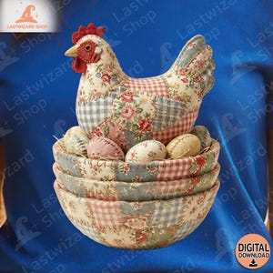 Peut inclure: Une poule décorative en tissu avec une crête rouge et un motif patchwork, posée sur une pile de quatre bols assortis. Les bols contiennent plusieurs œufs en tissu. Le tissu a un motif floral et vichy.