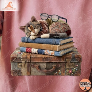 Pode incluir: Ilustração de um gato adormecido com óculos, repousando sobre uma pilha de livros e uma mala vintage. Os livros têm capas de ganga e patchwork. A mala tem uma pega e bordados florais.