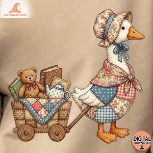 Op de afbeelding: Een grillige illustratie van een gans met een muts en sjaal, die een houten kar trekt vol boeken, een teddybeer en een theepot. De gans en de kar zijn versierd met patchworkpatronen in verschillende kleuren. De tekst "LASTWIZARD SHOP" en "DIGITAL DOWNLOAD" is inbegrepen.