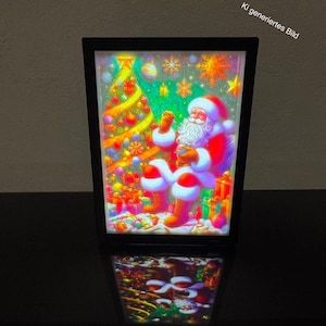 Puede incluir: Una imagen iluminada con marco negro de Santa Claus sentado junto a un árbol de Navidad. La imagen está iluminada con luces de colores y tiene una superficie reflectante.