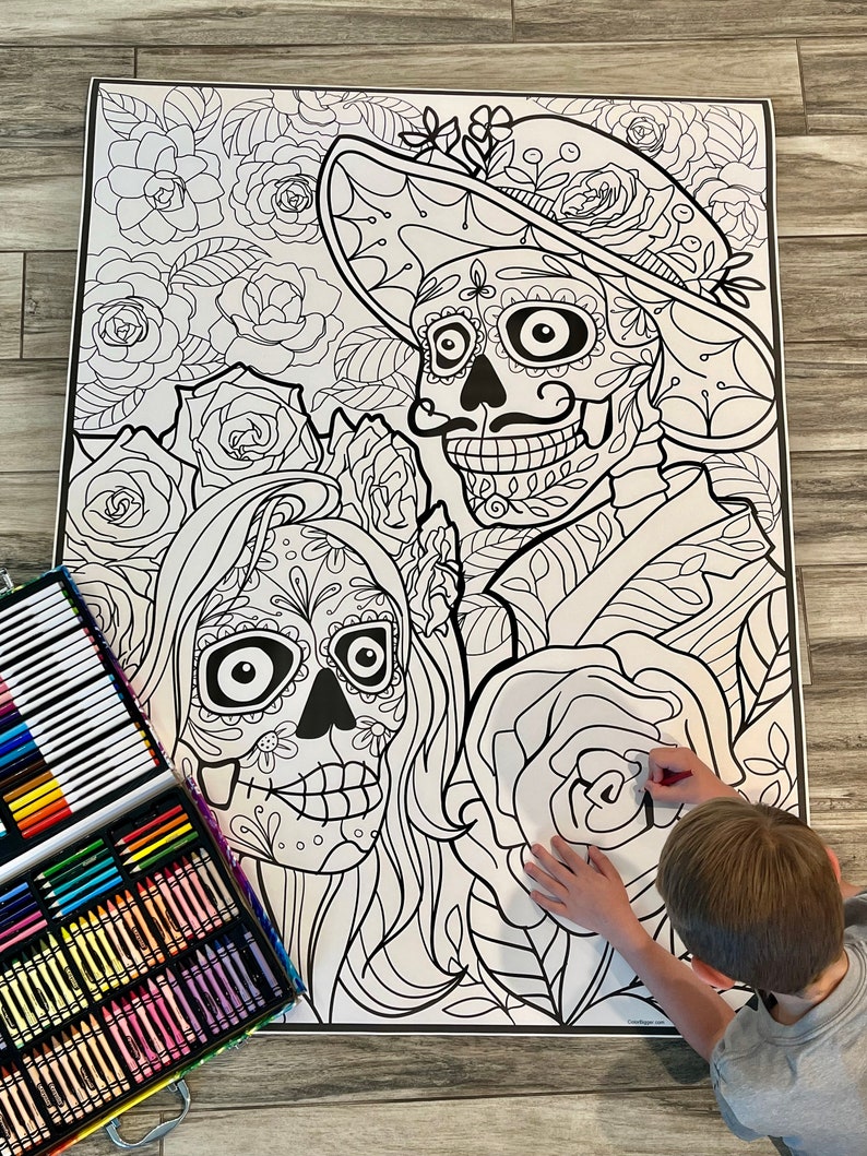 K&ouml;nnte beinhalten: Eine gro&szlig;e Malvorlage mit einem Paar Skeletten, die in traditioneller Kleidung des D&iacute;a de Muertos gekleidet sind. Die Skelette sind von Blumen und komplizierten Mustern umgeben. Die Vorlage ist bereit, mit Buntstiften oder Markern ausgemalt zu werden.