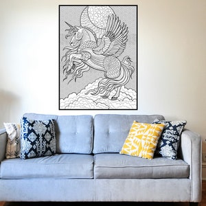 Peut inclure: Un dessin au trait noir et blanc d'une licorne ail&eacute;e avec un design d&eacute;taill&eacute;. La licorne vole dans les nuages avec une pleine lune en arri&egrave;re-plan.
