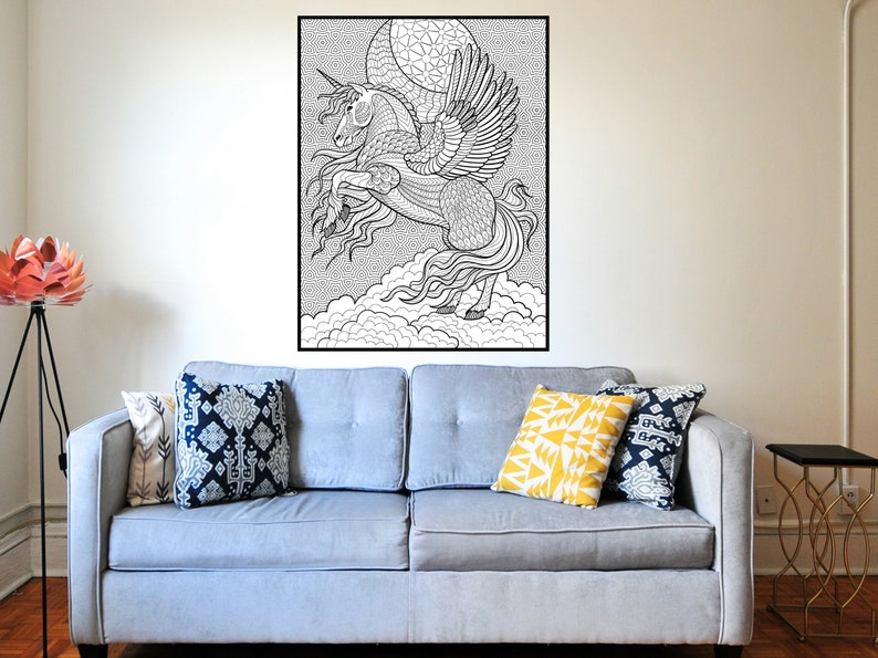 Peut inclure: Un dessin au trait noir et blanc d'une licorne ail&eacute;e avec un design d&eacute;taill&eacute;. La licorne vole dans les nuages avec une pleine lune en arri&egrave;re-plan.